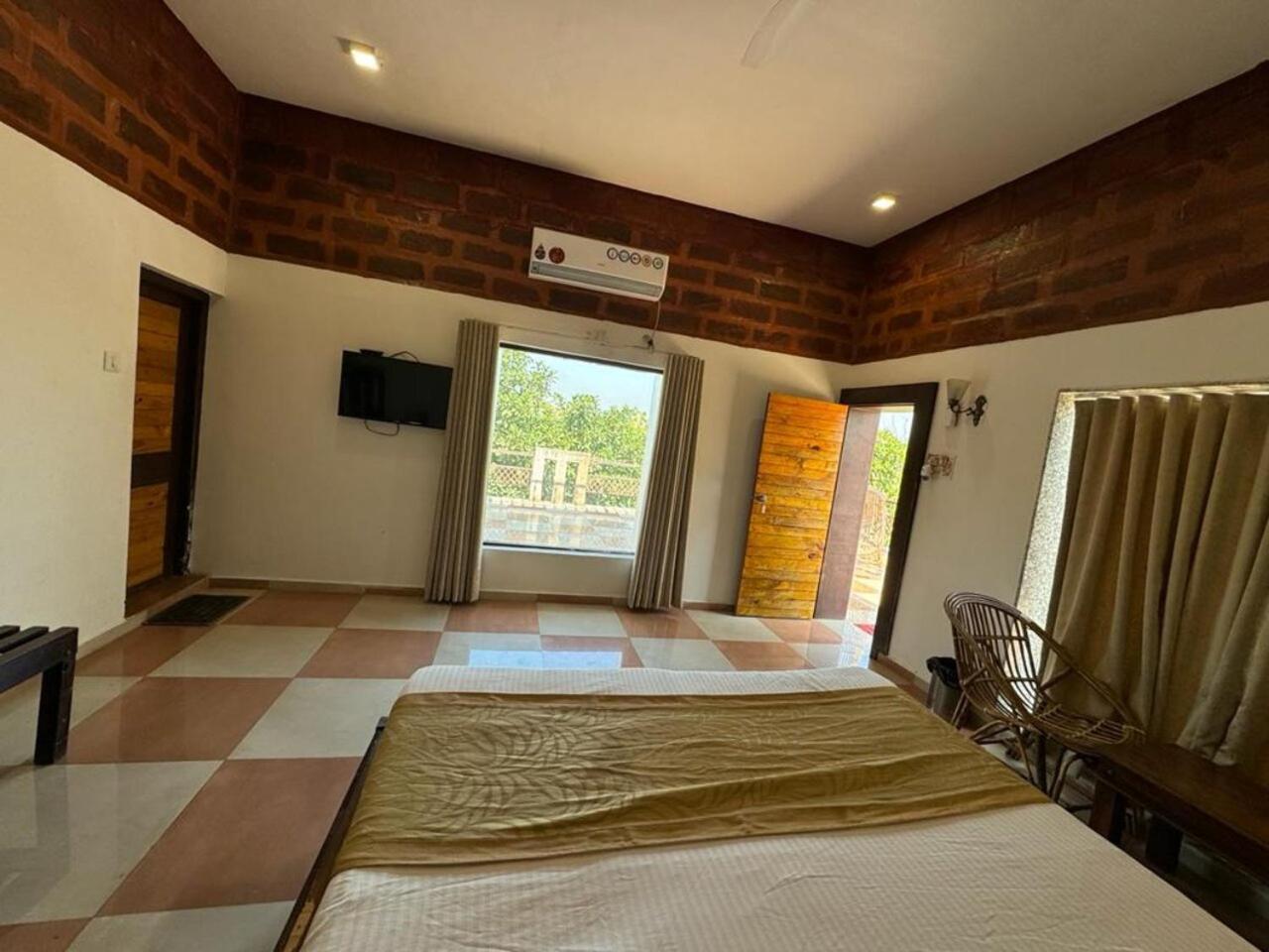 Gir Lions Paw Resort With Swimming Pool Szaszan Gir Kültér fotó