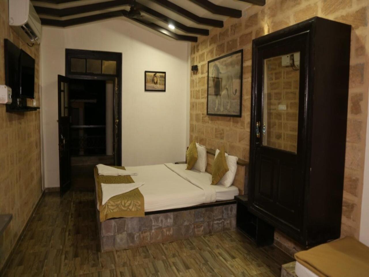 Gir Lions Paw Resort With Swimming Pool Szaszan Gir Kültér fotó