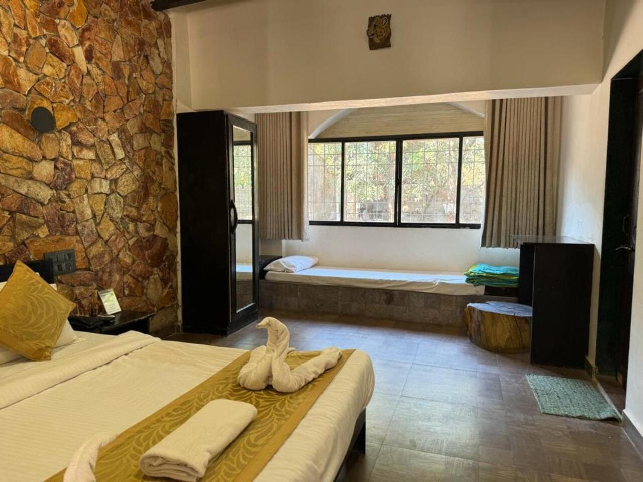 Gir Lions Paw Resort With Swimming Pool Szaszan Gir Kültér fotó
